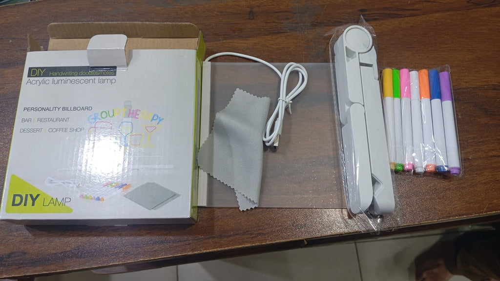 LED Light-Up Writing Board with 7 Markers – 15×15 cm Acrylic Message Pad with Stand